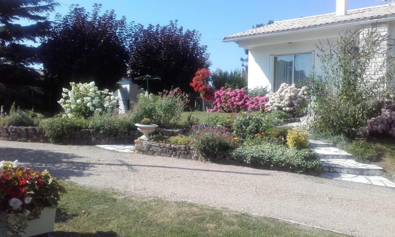 Gite Sur L'Estuaire De La Gironde Saint-Seurin-d'Uzet Bagian luar foto