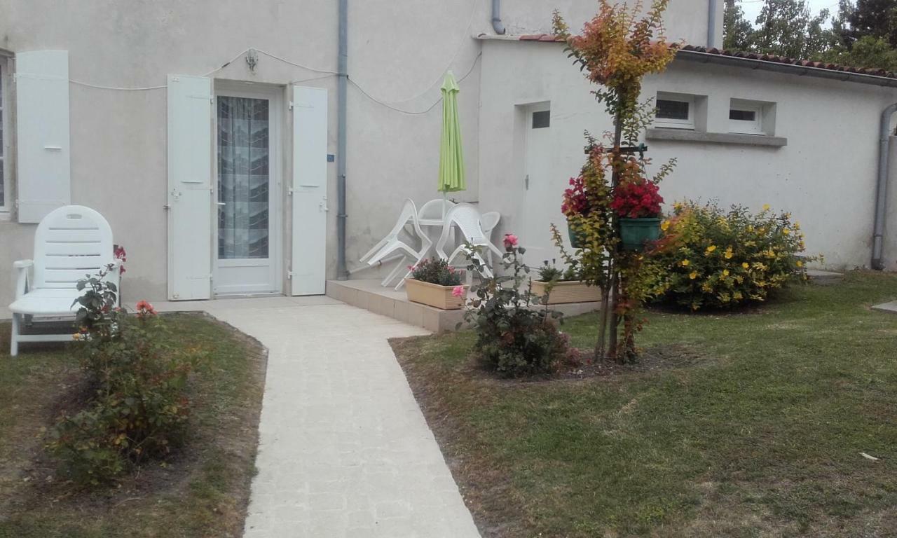 Gite Sur L'Estuaire De La Gironde Saint-Seurin-d'Uzet Bagian luar foto